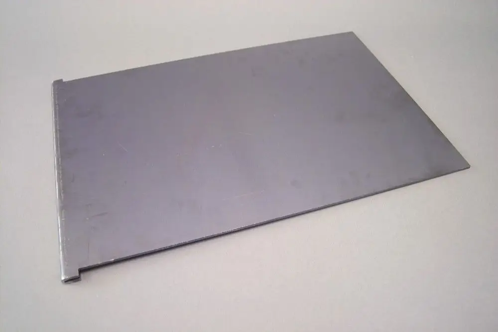 Brötje Bypassblech in rechteckiger Form, aus Metall gefertigt. Die Oberfläche ist leicht verkratzt und zeigt Gebrauchsspuren.