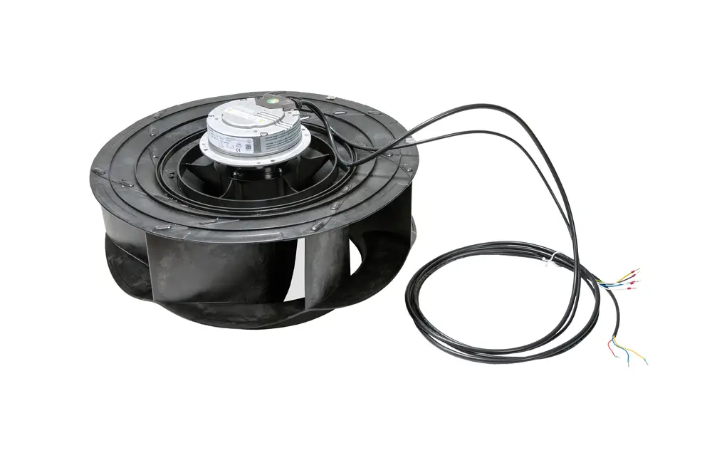 Brötje Radiallüfter mit einem Motor in der Mitte und mehreren Anschlusskabeln. Die Konstruktion ist aus schwarzem Material mit offenen Lüftungsschlitzen.