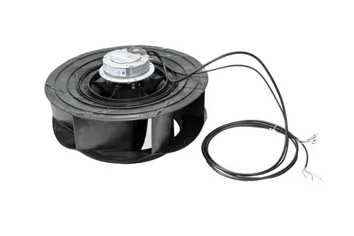 Brötje Radiallüfter mit einem Motor in der Mitte und mehreren Anschlusskabeln. Die Konstruktion ist aus schwarzem Material mit offenen Lüftungsschlitzen.