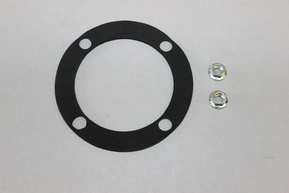 Schwarze Dichtung mit zwei vorgeschnittenen Löchern und zwei metallic-farbigen Unterlegscheiben, passend für Brötje Gebläse.