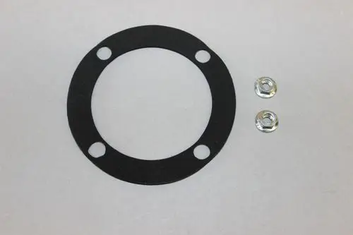 Schwarze Dichtung mit zwei vorgeschnittenen Löchern und zwei metallic-farbigen Unterlegscheiben, passend für Brötje Gebläse.