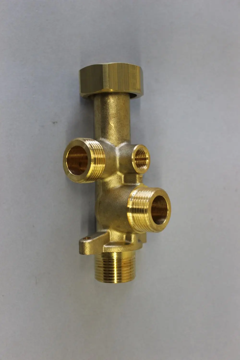 Brass Rücklaufverteiler mit mehreren Anschlussgewinden, geeignet für Heizungsanwendungen. Klar erkennbar ist die Verwendung von hochwertigem Material und eine robuste Bauweise.