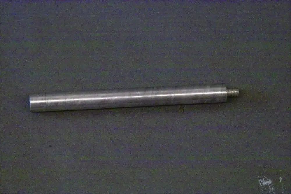 Langes, zylindrisches Metallteil mit einem Gewinde auf einer Seite, auf grauem Hintergrund. Produkt von Brötje.
