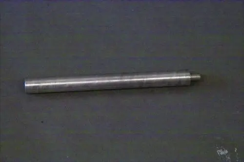 Langes, zylindrisches Metallteil mit einem Gewinde auf einer Seite, auf grauem Hintergrund. Produkt von Brötje.