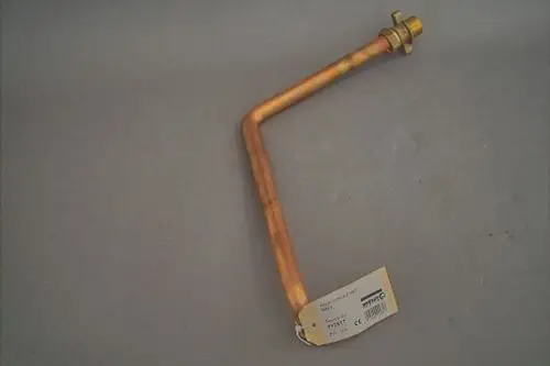 Vorlaufrohr aus Kupfer mit einem gebogenen Ende und einer Verschraubung. Produkt von Brötje, geeignet für Heizungsanwendungen.