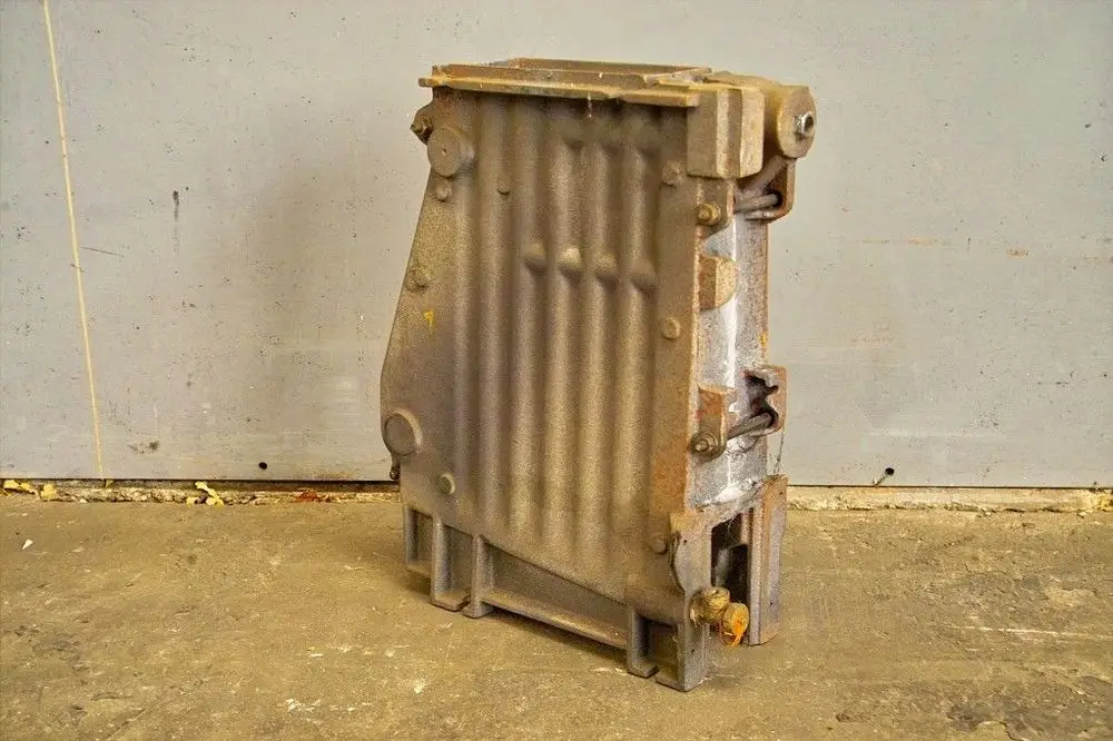 Brötje Kesselblock mit gerillter Oberfläche und mehreren Anschlussmöglichkeiten, auf einem neutralen Untergrund.