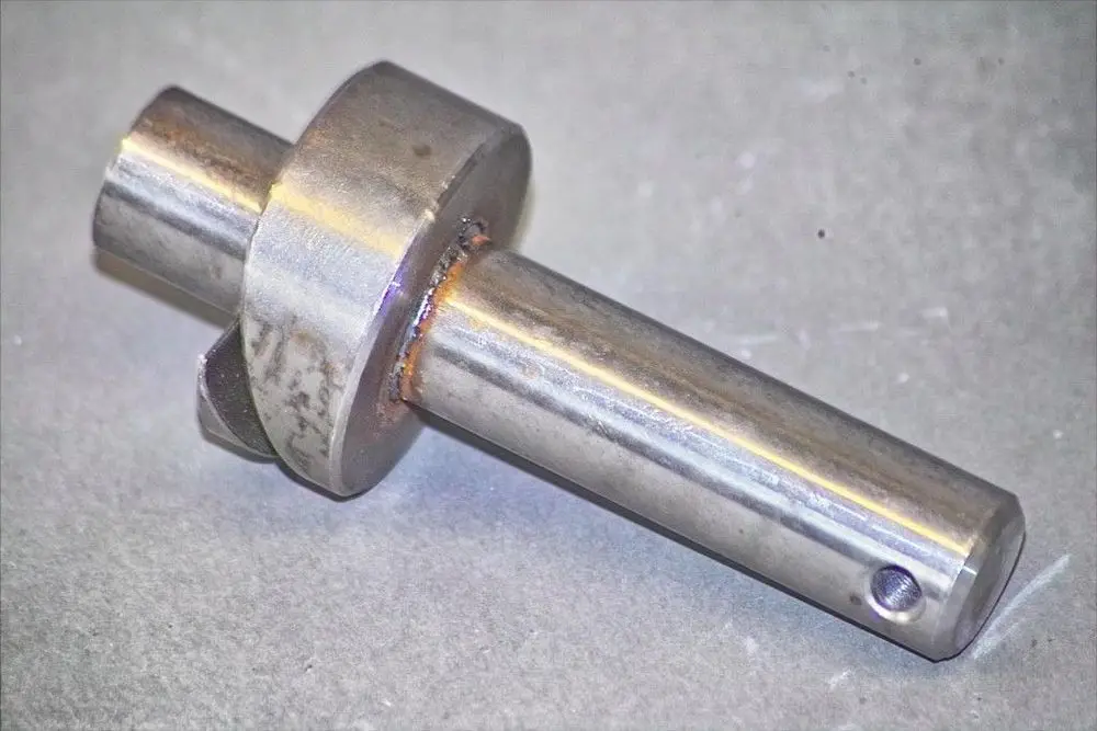 Metalladapter mit zylindrischer Form und einer Bohrung, möglicherweise für die Verwendung in einem Brötje Motor oder Förderschnecke geeignet.