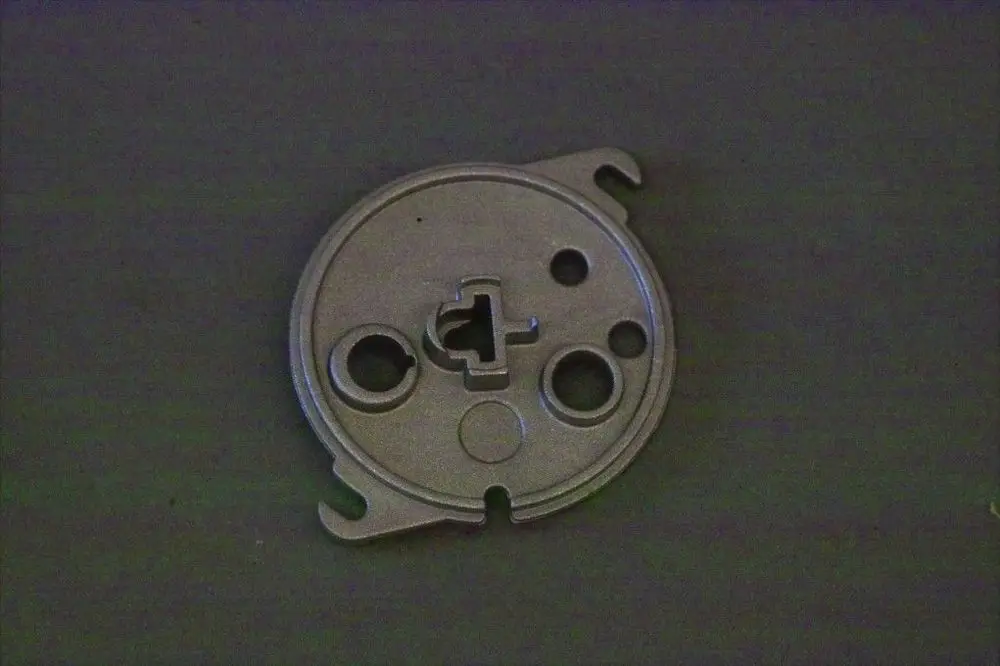 Metallischer Luftkanaldeckel von Brötje mit mehreren Öffnungen und einer zentralen Vorrichtung, auf dunklem Untergrund abgebildet.