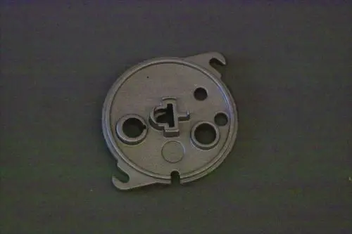 Metallischer Luftkanaldeckel von Brötje mit mehreren Öffnungen und einer zentralen Vorrichtung, auf dunklem Untergrund abgebildet.