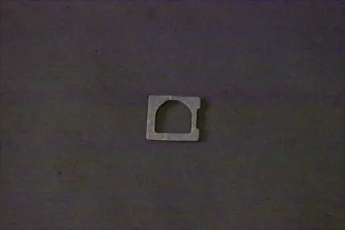 Metallene Dichtung mit quadratischer Form und einem Ausschnitt, geeignet für Anwendungen von Brötje. Auf grauem Untergrund.