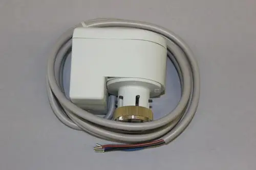 Brötje Stellmotor für ein Verteilventil, mit einem runden Regler und Kabeln, montiert auf einer neutralen Oberfläche.