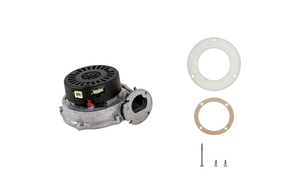 Brötje Gebläse mit schwarzem Motor und Metallgehäuse, umgeben von zwei Dichtungen und drei Schrauben. Das Produkt ist für Heizsysteme konzipiert.