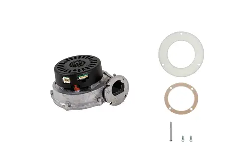 Brötje Gebläse mit schwarzem Motor und Metallgehäuse, umgeben von zwei Dichtungen und drei Schrauben. Das Produkt ist für Heizsysteme konzipiert.