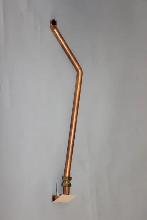 Kupfernes Vorlaufrohr mit einer gebogenen Form und einer Verbindungsmutter, geeignet für Heizsysteme der Marke Brötje.