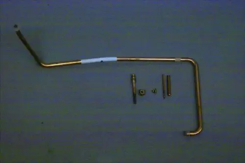 Brötje Flüssigkeitsleitung aus Kupfer in L-Form, zusammen mit verschiedenen Metallteilen, die zur Befestigung oder Verbindung dienen.
