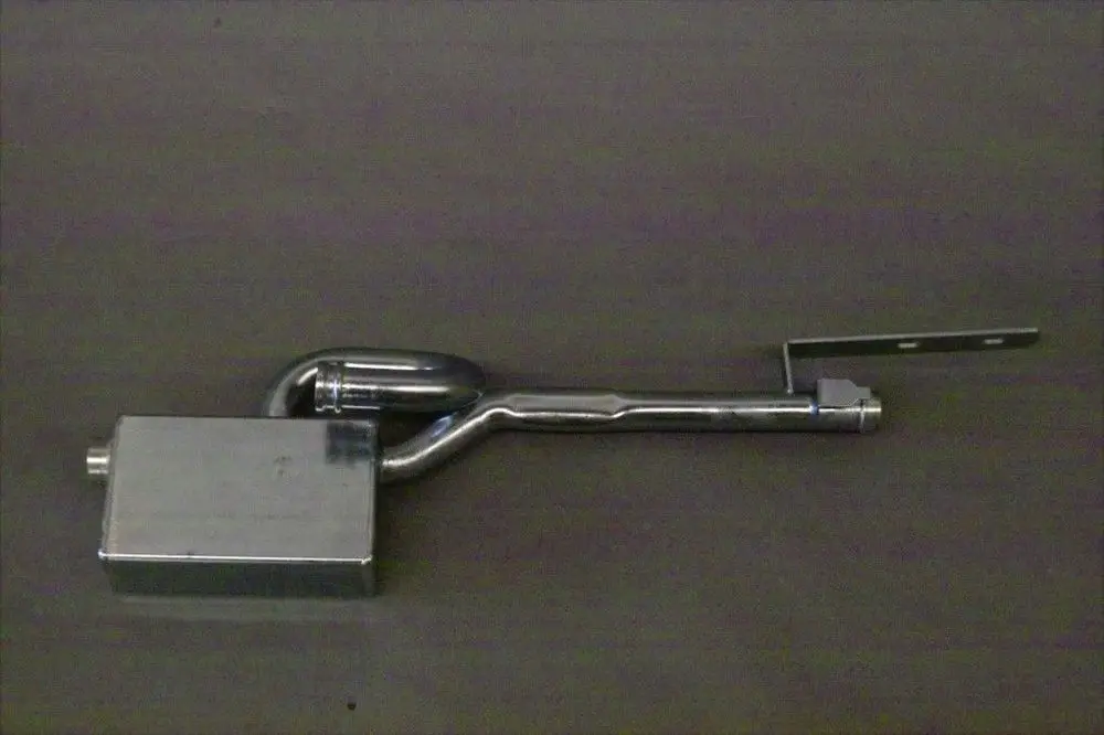 Brötje Rohr mit Anschlussstück und Biegung, montiert für Luftabschnitt in Heizsystemen, zeigt eine metallische Oberfläche und eine rechteckige Form.