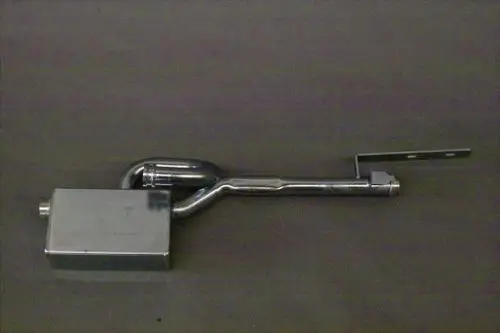 Brötje Rohr mit Anschlussstück und Biegung, montiert für Luftabschnitt in Heizsystemen, zeigt eine metallische Oberfläche und eine rechteckige Form.
