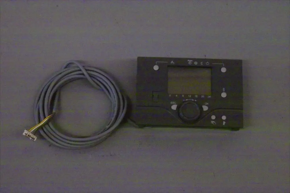 Bedienteil von Brötje mit einem Display und mehreren Funktionstasten, verbunden mit einem Kabel, das einen mehrfarbigen Stecker hat.
