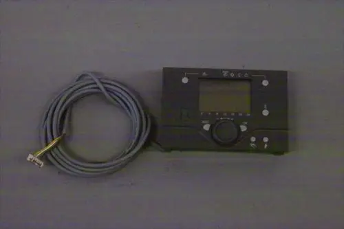 Bedienteil von Brötje mit einem Display und mehreren Funktionstasten, verbunden mit einem Kabel, das einen mehrfarbigen Stecker hat.