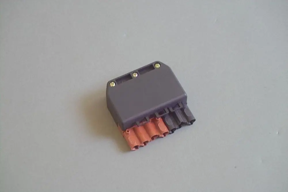 Buchse mit sieben Anschlüssen, gefertigt von Brötje. Die Buchse zeigt eine graue Kunststoffummantelung und ist für elektrische Verbindungen geeignet.