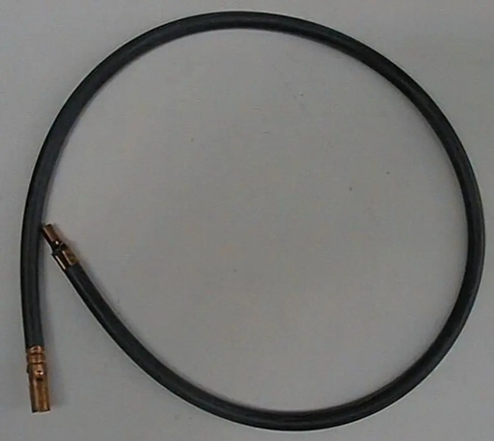 Schwarzer Schlauch mit einem Anschluss aus Metall, der typischerweise in Heizsystemen verwendet wird. Produkt könnte zur Verbindung von Elektroden in Brötje Geräten dienen.
