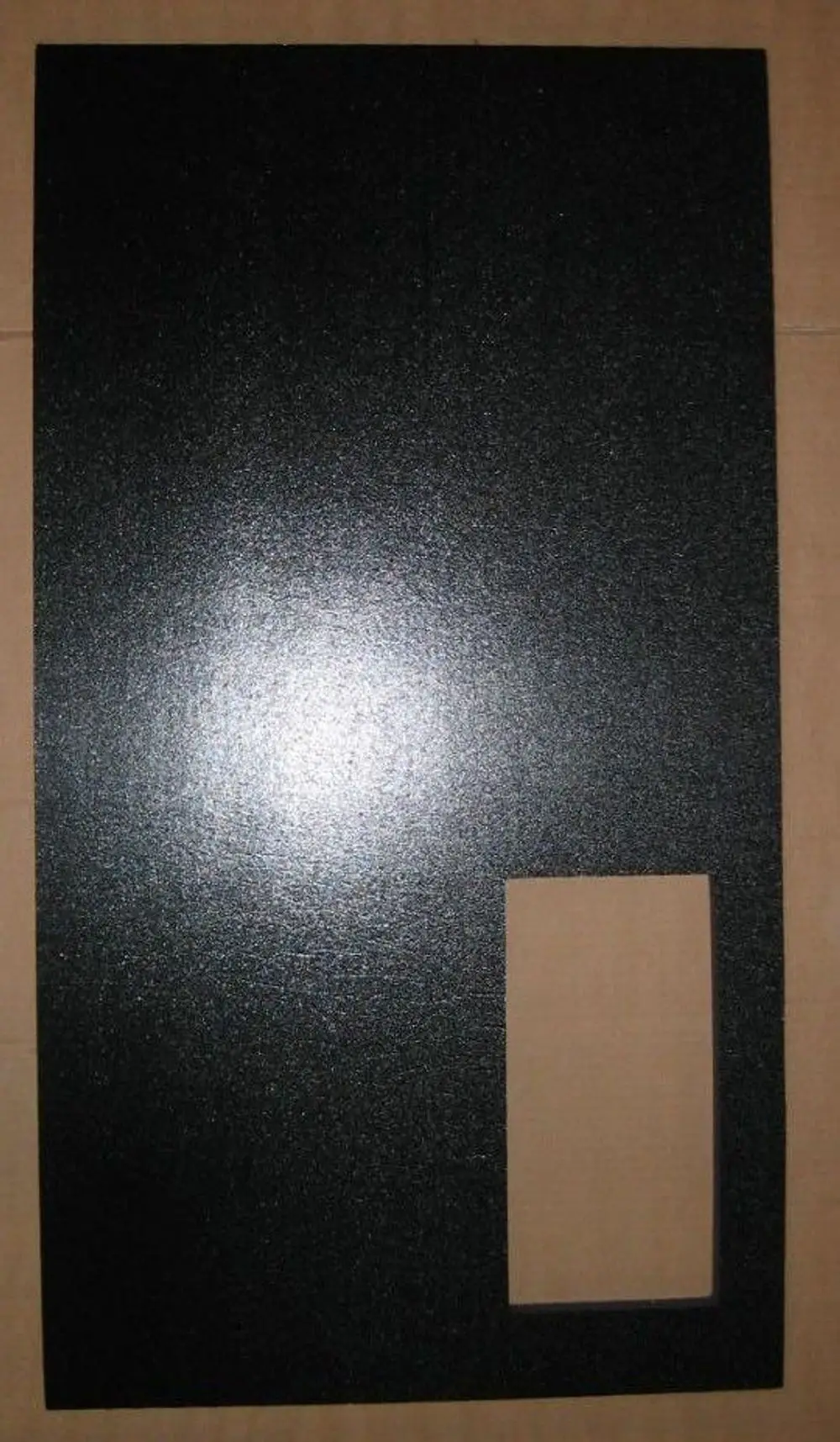 Schwarze Dämmplatte mit rechteckiger Aussparung, geeignet für die Verwendung mit Brötje Heizsystemen. Flache Oberfläche ohne Besonderheiten.