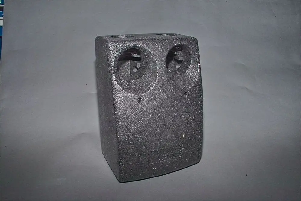 Isolierung in schwarz mit zwei runden Öffnungen, möglicherweise für Wärmetechnikanwendungen. Produkt von Brötje zur Wärmeisolation.