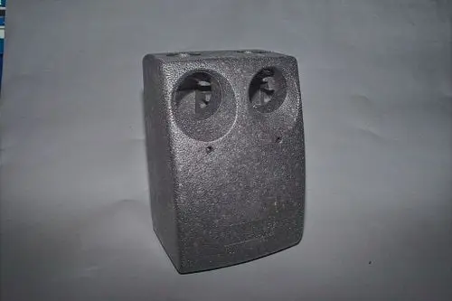 Isolierung in schwarz mit zwei runden Öffnungen, möglicherweise für Wärmetechnikanwendungen. Produkt von Brötje zur Wärmeisolation.