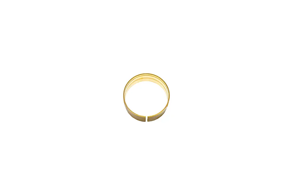 Goldfarbener, dünner Metallring auf weißem Hintergrund, möglicherweise ein Teil von Brötje Heizsystemen. Der Ring zeigt eine einfache, ringförmige Konstruktion ohne zusätzliche Details.