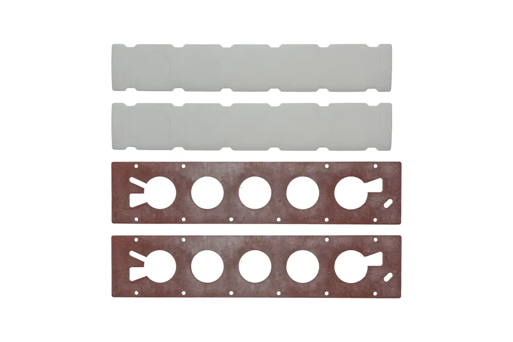 Zwei Dichtungsplatten in unterschiedlichen Farben und Designs, die möglicherweise Teil eines Brennerdichtungs-Sets von Brötje sind. Sie haben kreisförmige Aussparungen und Befestigungslöcher.
