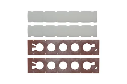 Zwei Dichtungsplatten in unterschiedlichen Farben und Designs, die möglicherweise Teil eines Brennerdichtungs-Sets von Brötje sind. Sie haben kreisförmige Aussparungen und Befestigungslöcher.