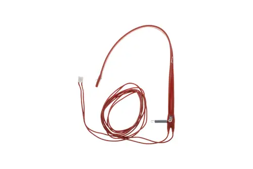 Brötje Heizband mit rotem Kabel, einer Anschlussbuchse und einem Stecker. Das Kabel verläuft zu einer ringförmigen Komponente.