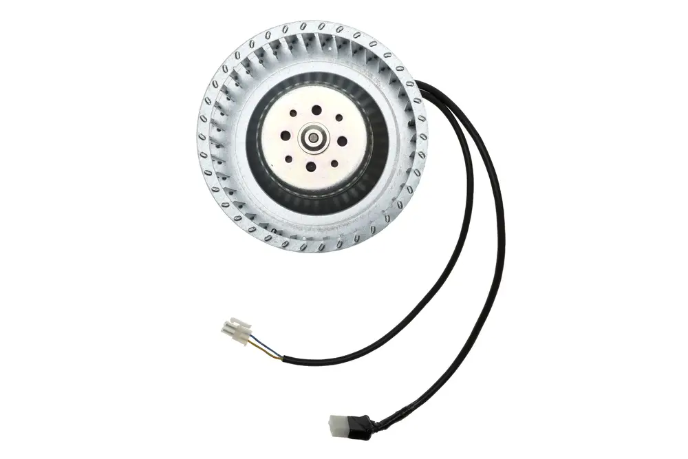 Brötje Gebläse mit offenem, runden Gehäuse und zentraler Achse, verbunden durch ein Kabel. Die Oberfläche zeigt Lüftungsschlitze für Luftzirkulation.