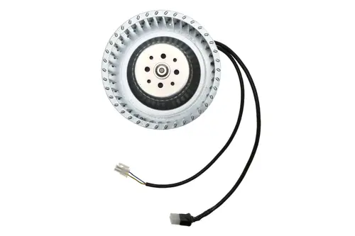 Brötje Gebläse mit offenem, runden Gehäuse und zentraler Achse, verbunden durch ein Kabel. Die Oberfläche zeigt Lüftungsschlitze für Luftzirkulation.