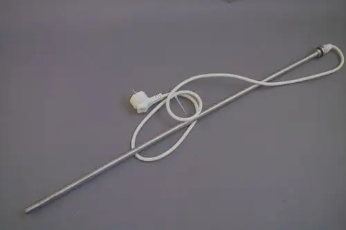 Brötje Heizpatrone mit einem langen metallischen Heizstab und einem angeschlossenen weißen Stromkabel, auf grauem Hintergrund.