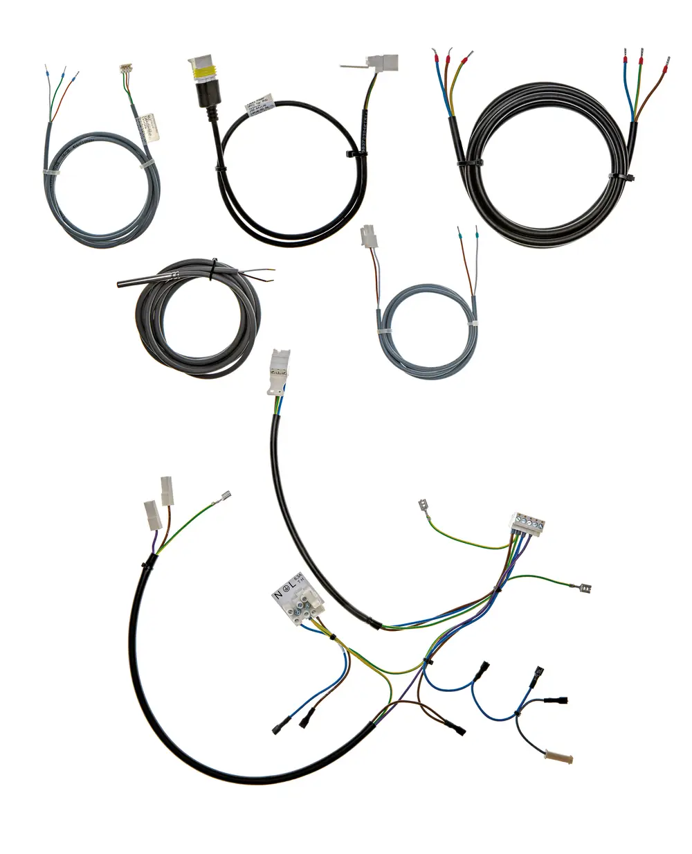 Kabelbaum von Brötje mit mehreren Kabeln und Steckverbindungen, geeignet für verschiedene elektrische Anwendungen. Abgebildet sind unterschiedliche Kabeltypen und Anschlussmöglichkeiten.