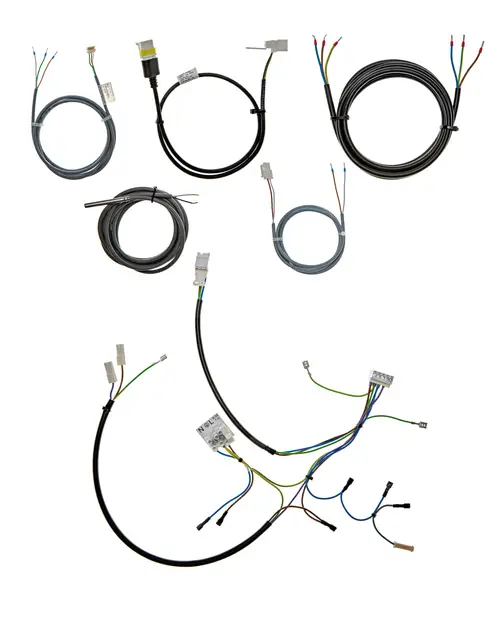 Kabelbaum von Brötje mit mehreren Kabeln und Steckverbindungen, geeignet für verschiedene elektrische Anwendungen. Abgebildet sind unterschiedliche Kabeltypen und Anschlussmöglichkeiten.