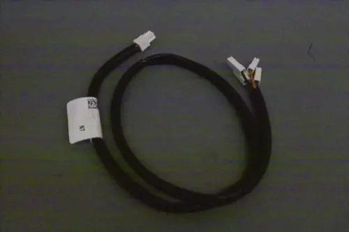 Schwarzes Stromzufuhrkabel mit zwei Steckverbindern an einem Ende und freiliegenden Drähten am anderen Ende, gekennzeichnet für Brötje-Geräte.