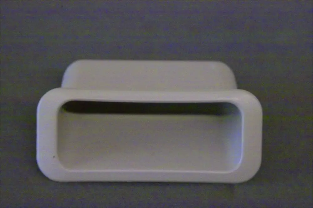 Weißer Brötje-Griff mit rechteckiger Öffnung, flachem Design und abgerundeten Kanten, auf grauem Hintergrund abgebildet.