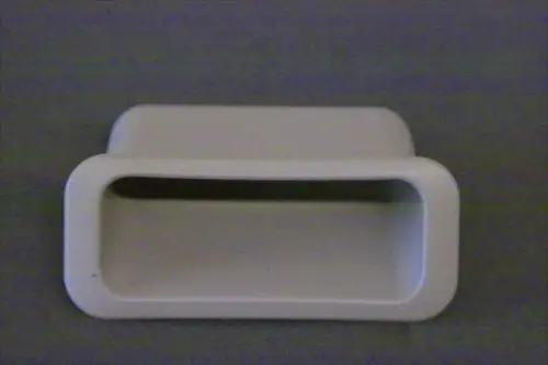 Weißer Brötje-Griff mit rechteckiger Öffnung, flachem Design und abgerundeten Kanten, auf grauem Hintergrund abgebildet.