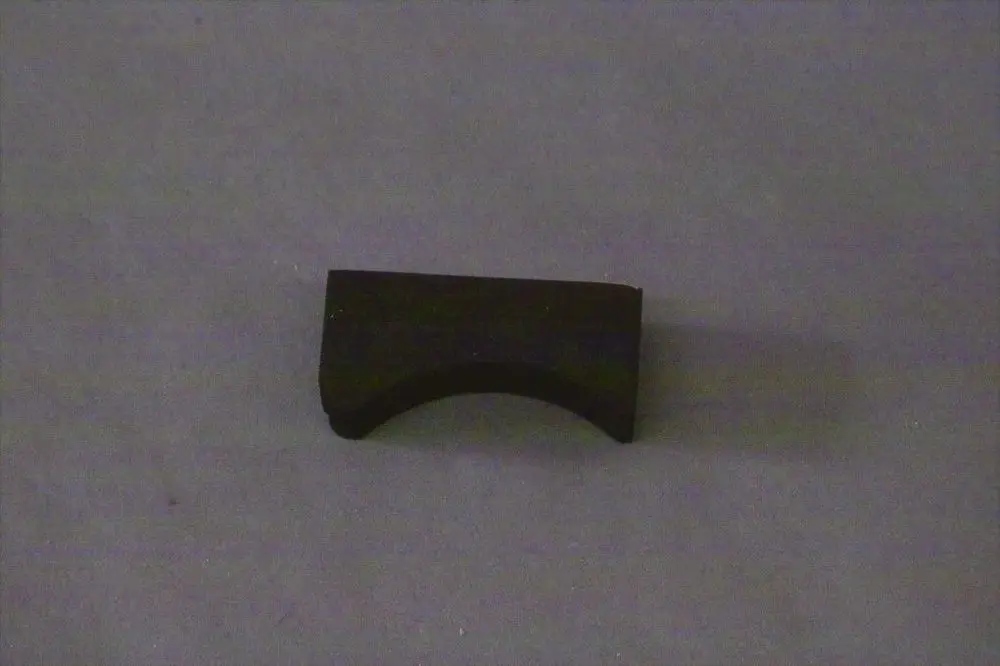 Brötje Pumpenhalterung, schwarze, rechteckige Halterung mit einer abgerundeten Kante, auf grauem Hintergrund.
