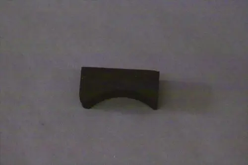 Brötje Pumpenhalterung, schwarze, rechteckige Halterung mit einer abgerundeten Kante, auf grauem Hintergrund.