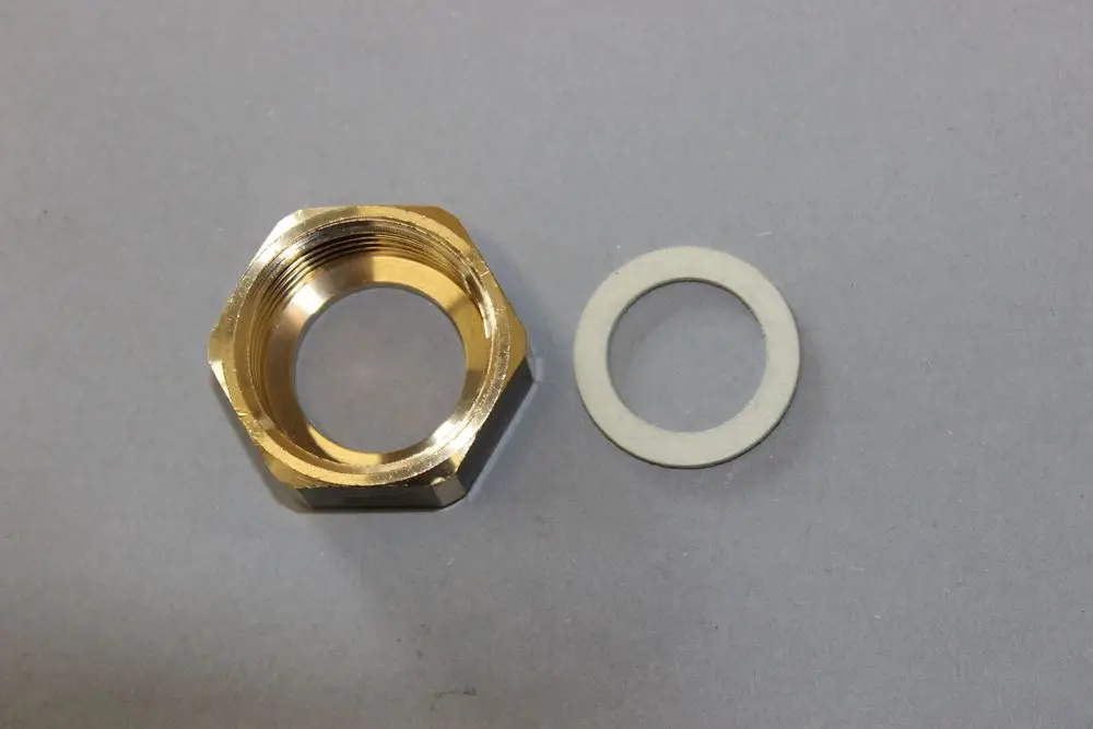 Brötje Überwurfmutter aus Messing, sechseckig mit Innengewinde und einer Dichtung aus grauem Material. Beide Teile auf einem neutralen Hintergrund.