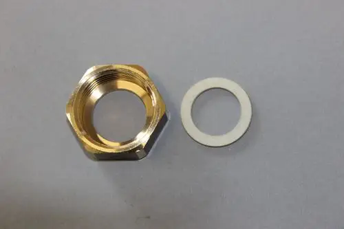 Brötje Überwurfmutter aus Messing, sechseckig mit Innengewinde und einer Dichtung aus grauem Material. Beide Teile auf einem neutralen Hintergrund.