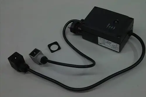Netzgerät mit zwei Kabeln und einem Stecker, das für Brötje-Produkte verwendet wird. Ein schwarzes und ein graues Anschlusskabel sind vorhanden.