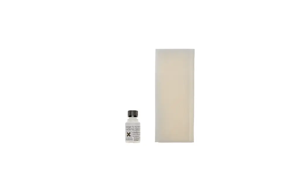 Brötje Reinigungs-Set bestehend aus einer Flasche Reinigungsmittel und einem Reinigungstuch auf hellem Hintergrund.
