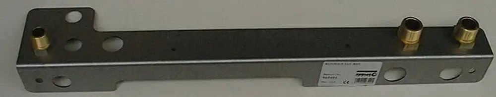 Metallkonsole mit zwei Anschlussnippeln, klar erkennbar, von der Marke Brötje. Sie ist für die Montage vorgesehen und hat mehrere Löcher zur Befestigung.