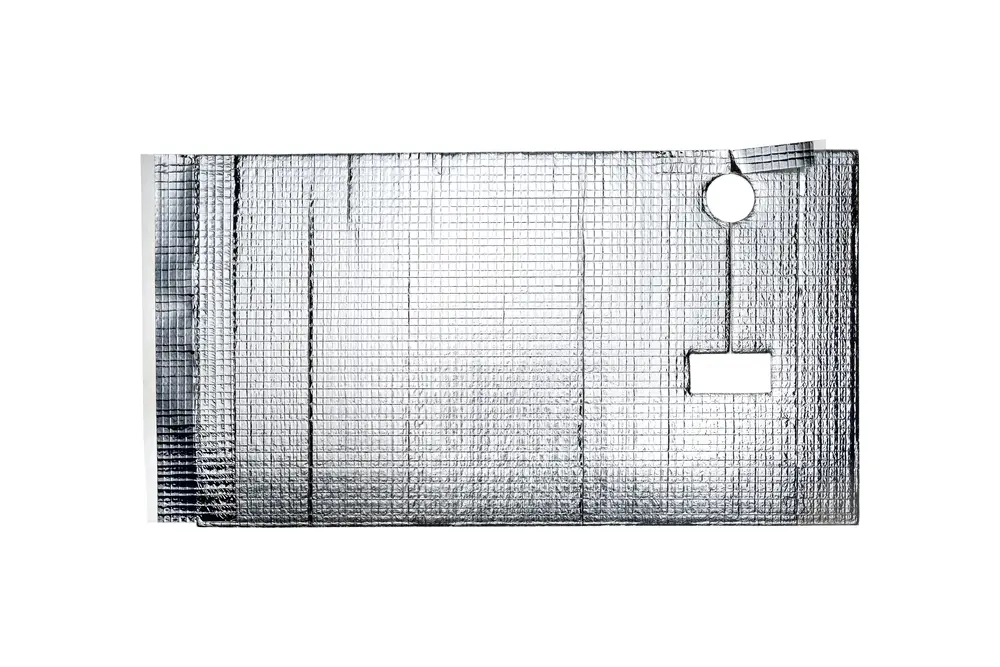 Isoliermatte aus reflektierendem Material, möglicherweise für einen Verdichter, markiert mit einer Aussparung und einer Öse, erkennbar für Produkte der Marke Brötje.