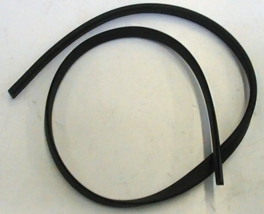 Schwarzes, flexibles Dichtungsprofil von Brötje, in einer Schlangenform angeordnet, auf heller Oberfläche.