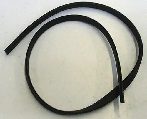 Schwarzes, flexibles Dichtungsprofil von Brötje, in einer Schlangenform angeordnet, auf heller Oberfläche.